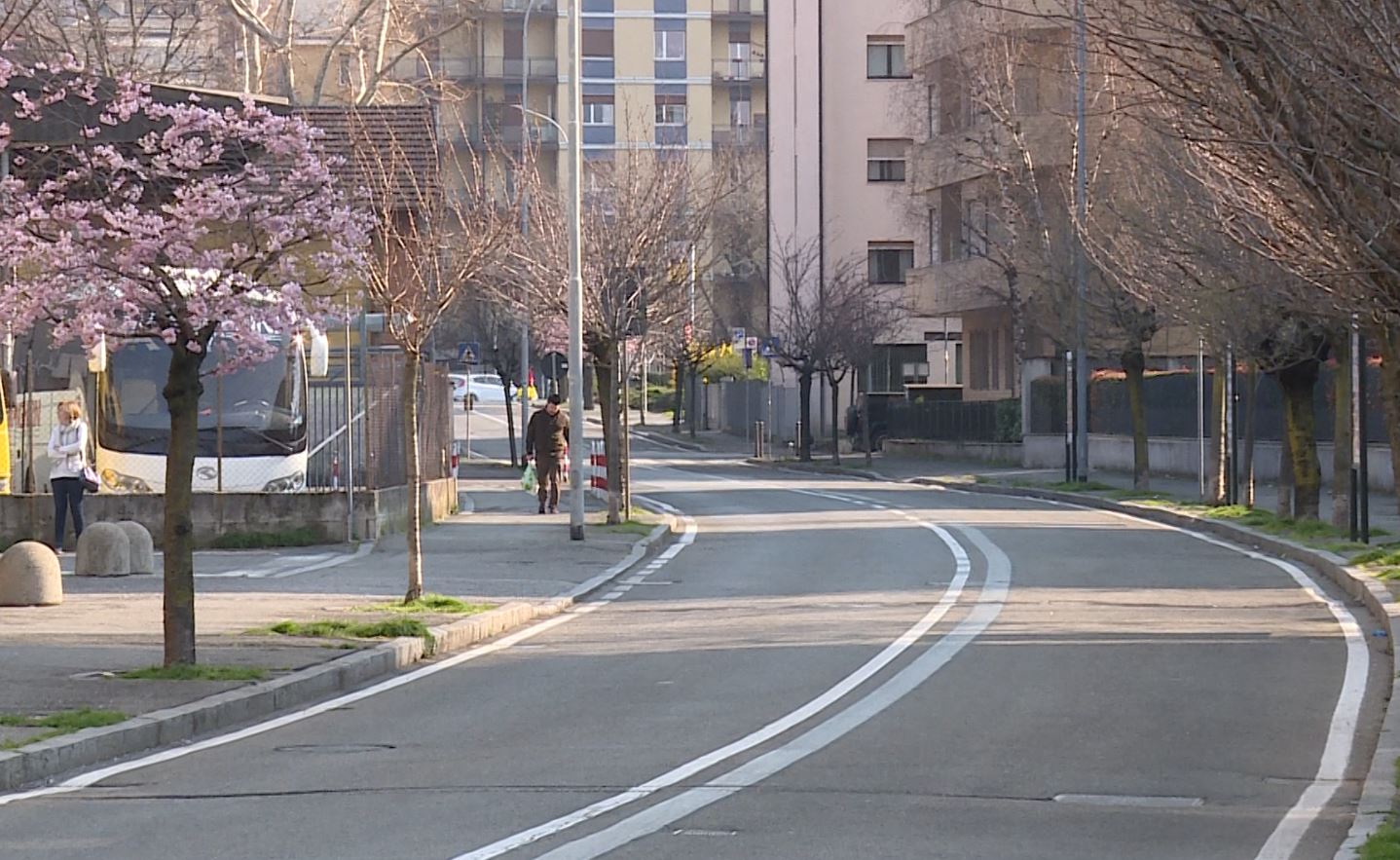 Via Moro a Como percorribile in entrambe le direzioni