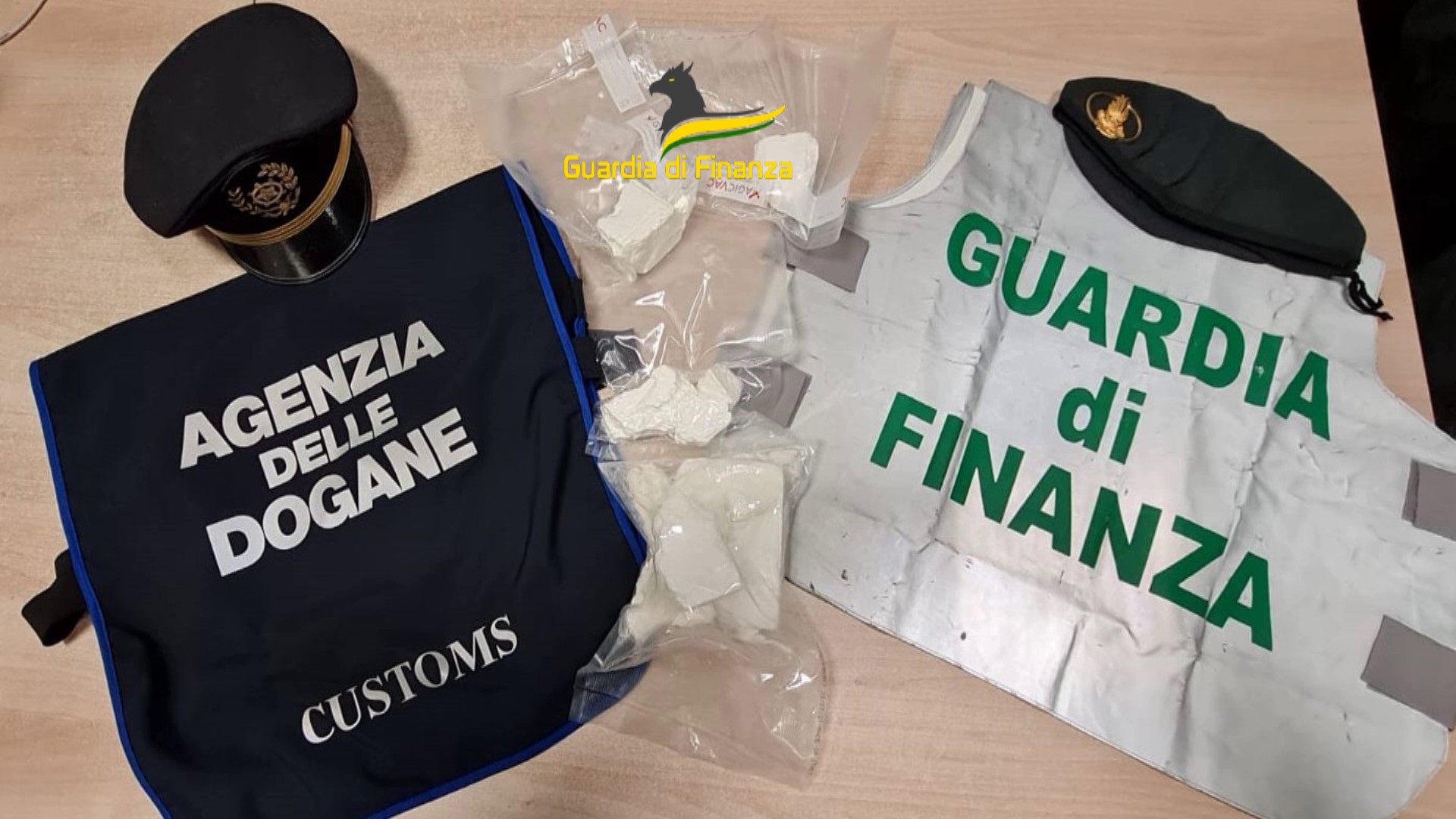 Cocaina in un doppiofondo dell’auto, albanese arrestato in dogana