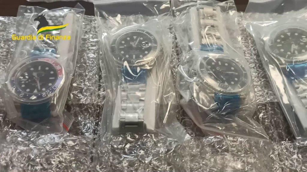 Contrabbando e contraffazione tra Italia e Svizzera, sequestrati 30 orologi di lusso e 19 falsi