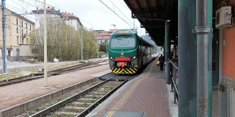 Trenord Treno alla stazione Como Borghi