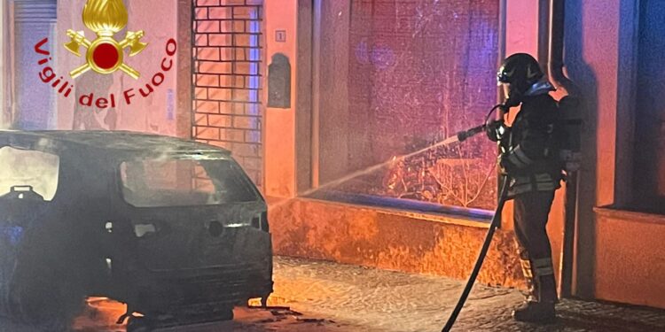 auto in fiamme vertemate