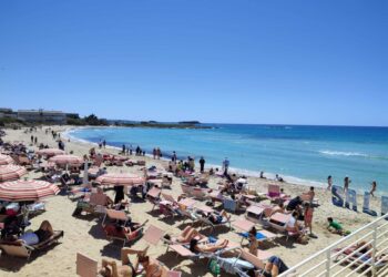 In alcuni stabilimenti balneari già ci sono lettini e ombrelloni