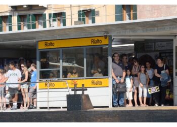 Code per vaporetti verso Burano e Murano