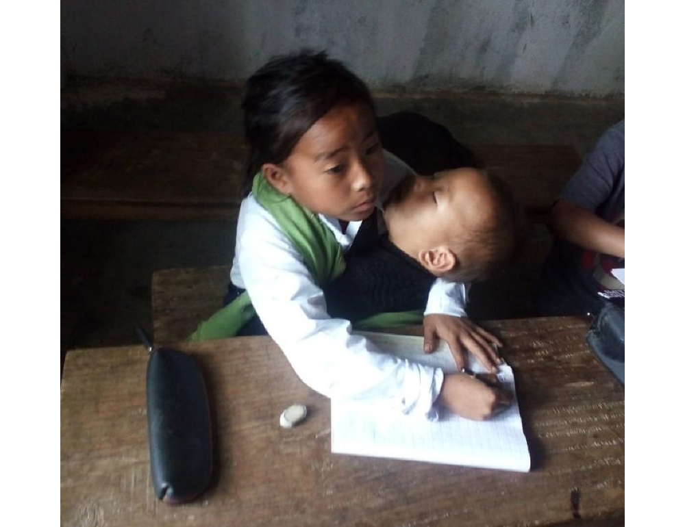 Bimba che in classe culla sorellina neonata commuove l’India