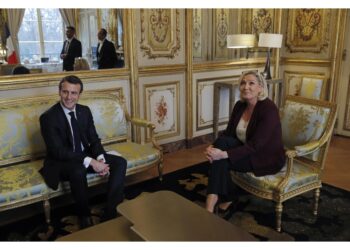 Testa a testa Macron (26%)-Le Pen (25%). Fiato sospeso in Europa