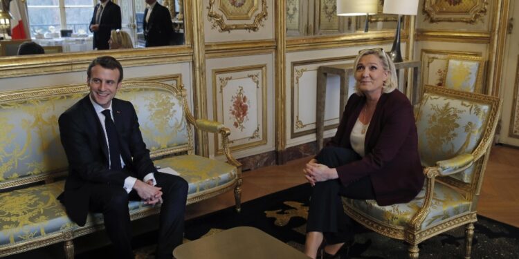 Testa a testa Macron (26%)-Le Pen (25%). Fiato sospeso in Europa