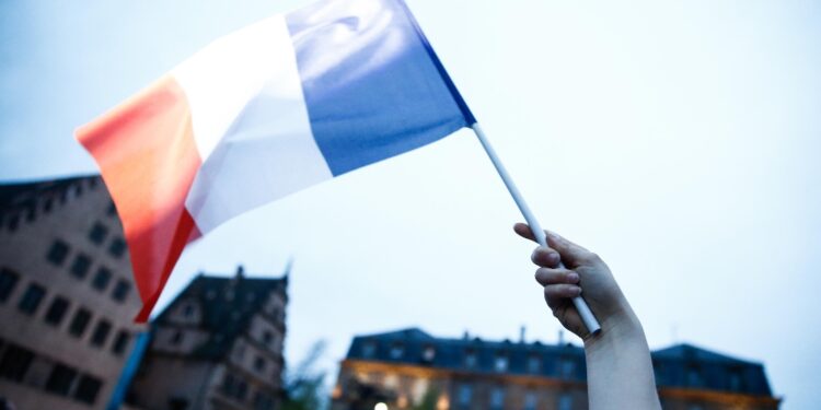 Caccia ai voti della gauche. A Parigi manifestazione 'a rischio'