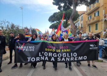 Bandiere arcobaleno caratterizzano manifestazione