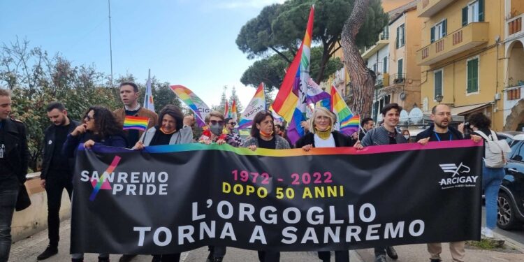 Bandiere arcobaleno caratterizzano manifestazione