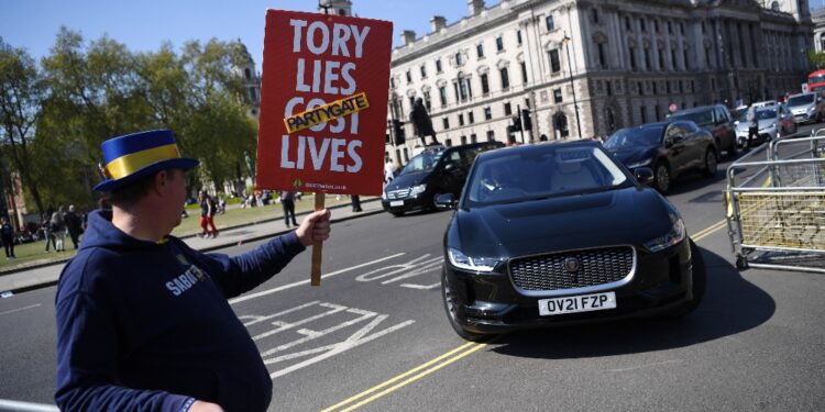 Ma fronda Tory incalza. Per Tobias Elwood voto fiducia ci sarà