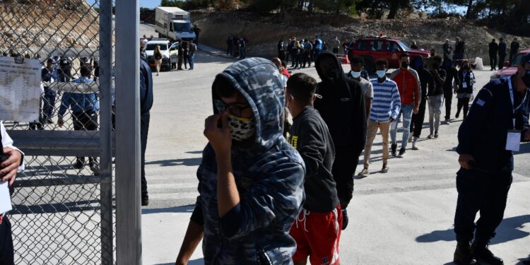 Loro identità sconosciuta. Bloccati da alta marea su un fiume