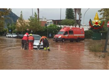 Automobilisti bloccati nei sottopassi soccorsi da sommozzatori