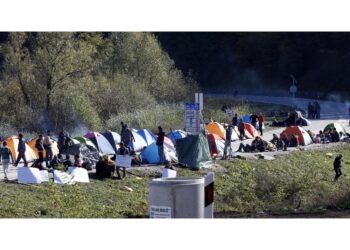 In 300 trasferiti in centro accoglienza a Lipa