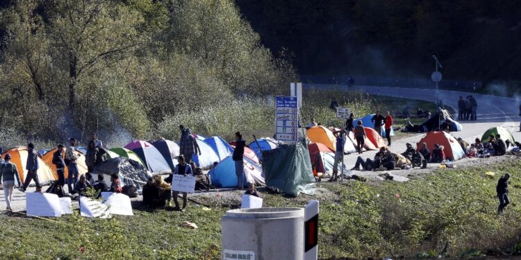 In 300 trasferiti in centro accoglienza a Lipa