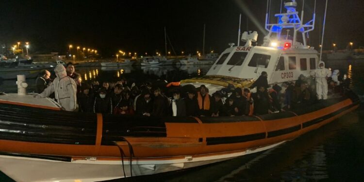 Tante donne e bambini a bordo di due imbarcazioni