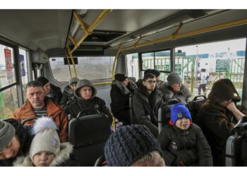 Anche 150mila bimbi. Ogni giorno 20.000 persone passano confine