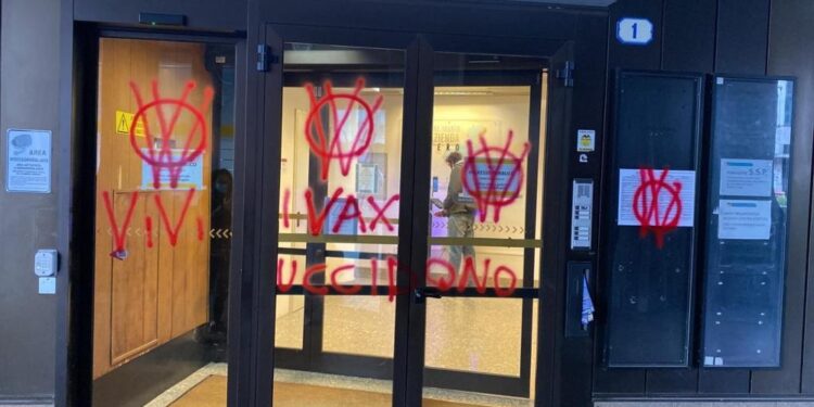 Scritte offensive contro Zaia con vernice spray rossa