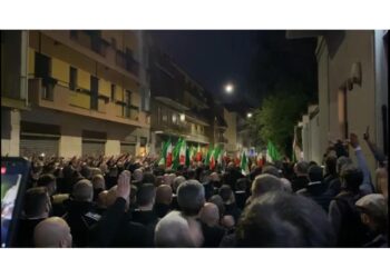 Manifestazione aperta da striscione 'onore ai camerati caduti'