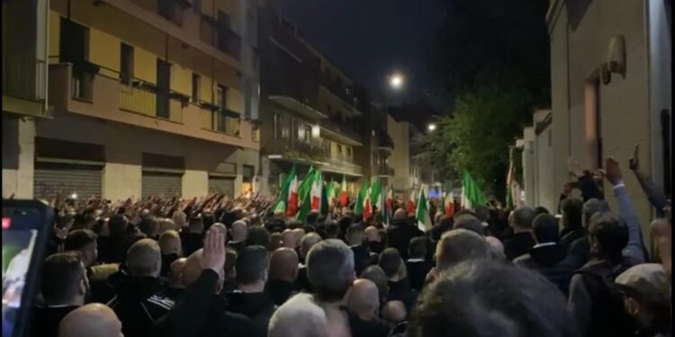 Manifestazione aperta da striscione 'onore ai camerati caduti'