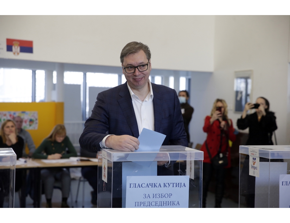 Serbia: Vucic rivendica vittoria a presidenziali e a legislative