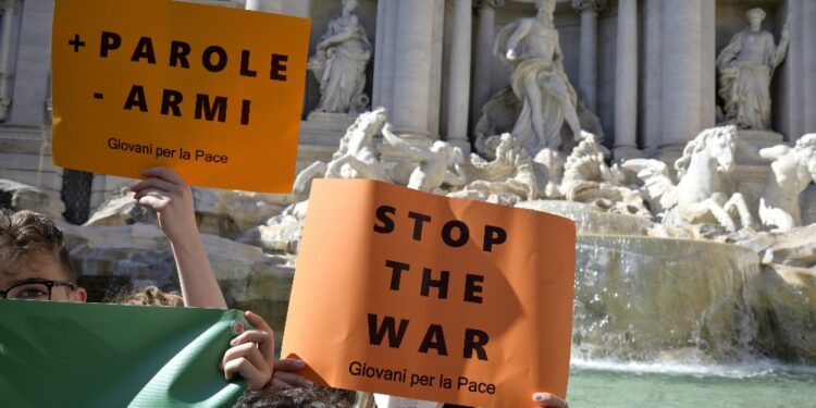 Giovani italiani e migranti manifestano per la pace