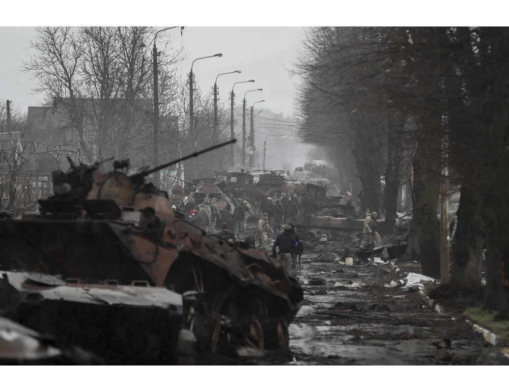 Ucraina: immagini satellitari sulla fossa comune a Bucha