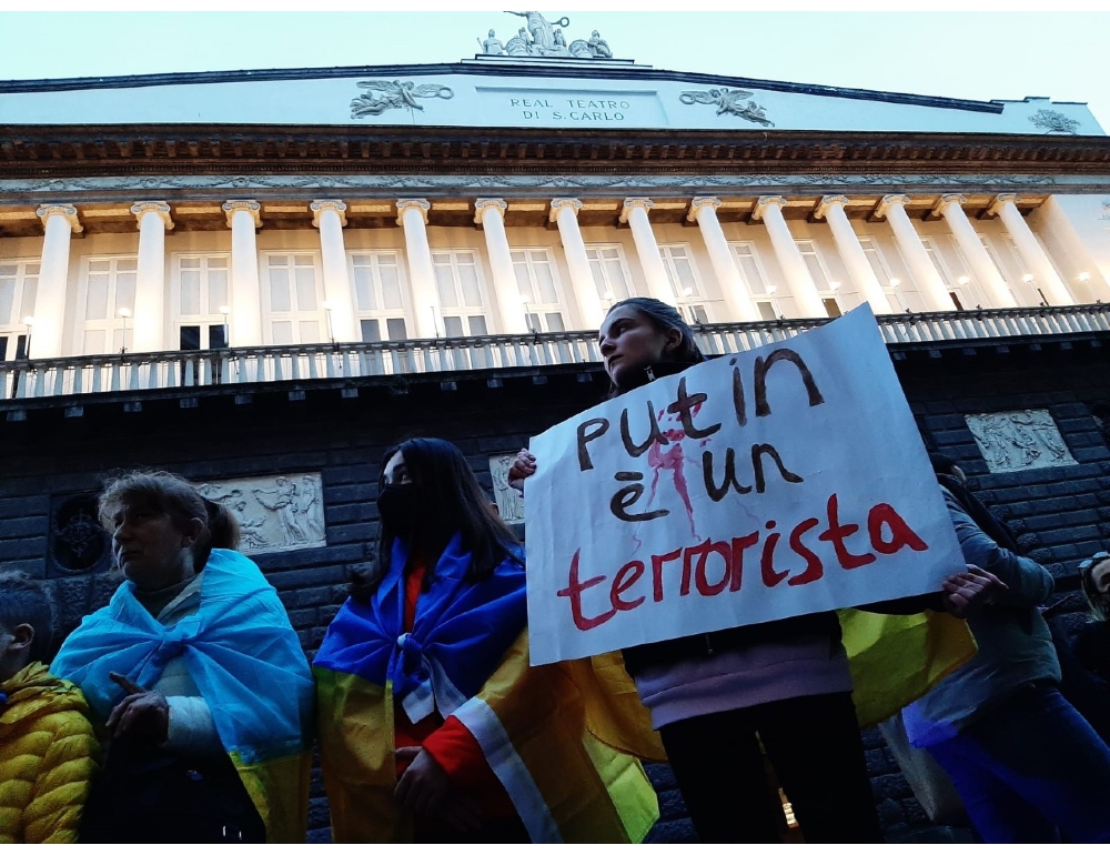 Ucraina: protesta al teatro San Carlo per balletto con russi