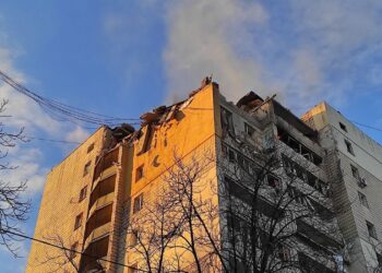 Guidava un'auto in un convoglio di evacuazione