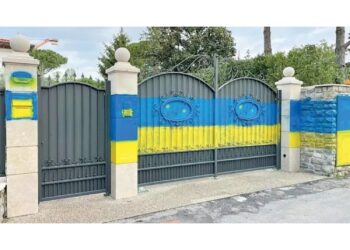 Accertamenti della Digos su blitz notturno a cancello d'ingresso