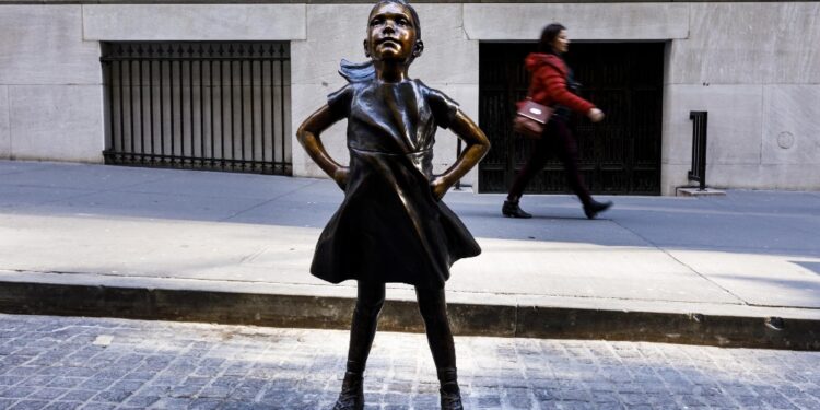 Statua ragazzina impavida 'salva' per altri undici mesi
