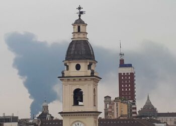 Alta colonna fumo nero visibile in tutta l'area metropolitana