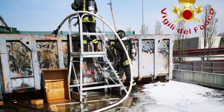 Incendio cassonetto Montano Lucino