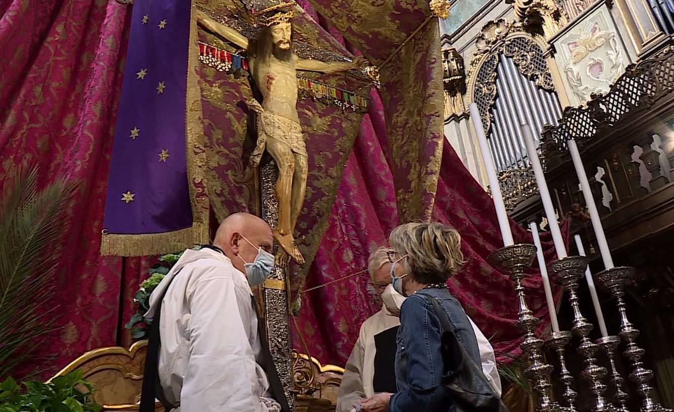 Fedeli in fila per la preghiera al Crocifisso. Da domani i riti del triduo pasquale