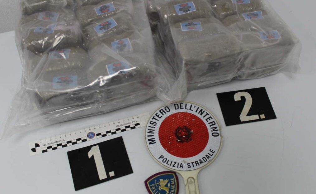Fermato con 10 chili di hashish in auto: 40enne in carcere