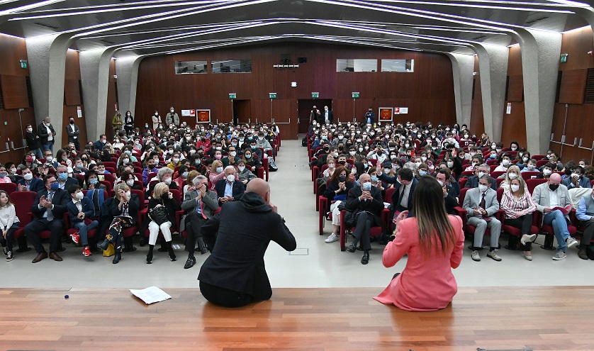 Arrigo Castelli a Palazzo Pirelli 340 studenti