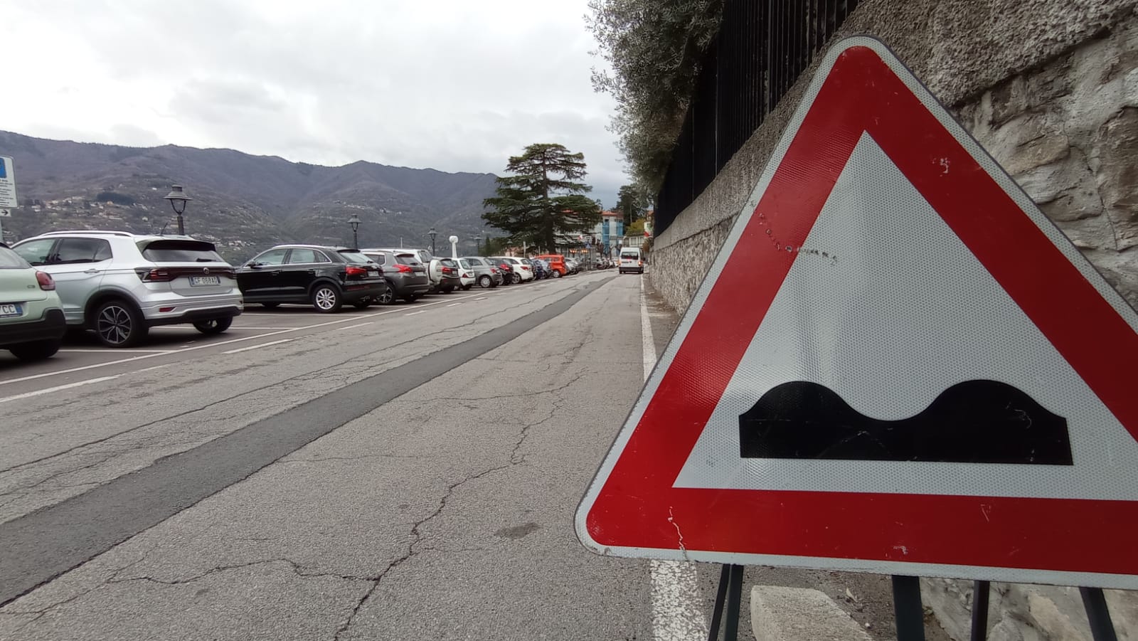 Buche e rattoppi sulla vecchia Regina. Il sindaco di Laglio: “Non siamo un villaggio di serie B”