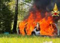 Auto in fiamme a Villa Guardia