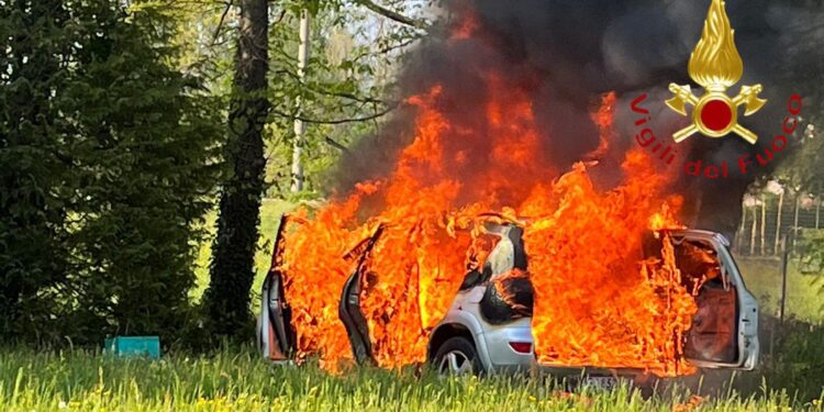 Auto in fiamme a Villa Guardia