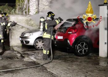 Dieci auto in fiamme nella notte tra Carugo e Mariano