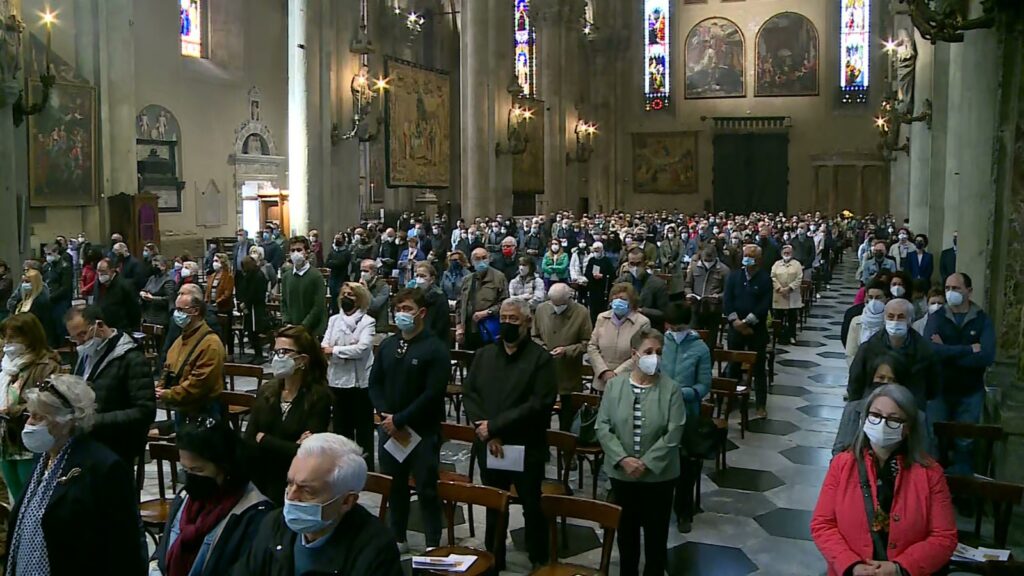 fedeli in duomo a pasqua