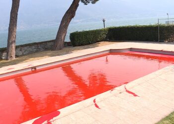 Attacco alla villa dell'oligarca russo: piscina colorata di rosso