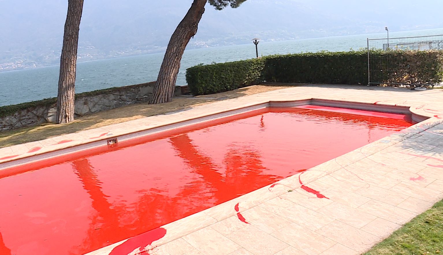 Attacco alla villa dell’oligarca russo: piscina colorata di rosso