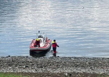 Gravedona. Donna nel lago