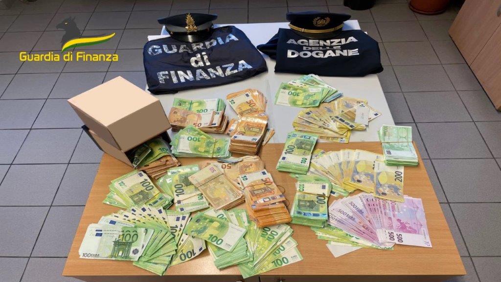 Coniugi bulgari in viaggio con 200mila euro non dichiarati