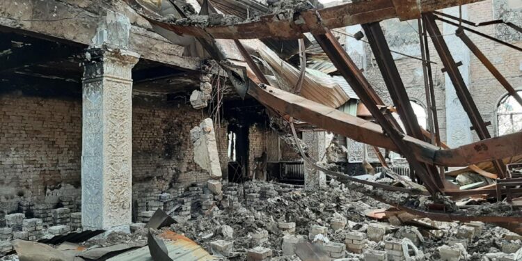 Giunti nella città distrutta da tutta l'Ucraina