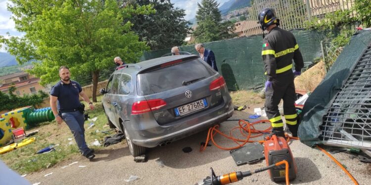 Uno è grave. Vettura era parcheggiata in discesa