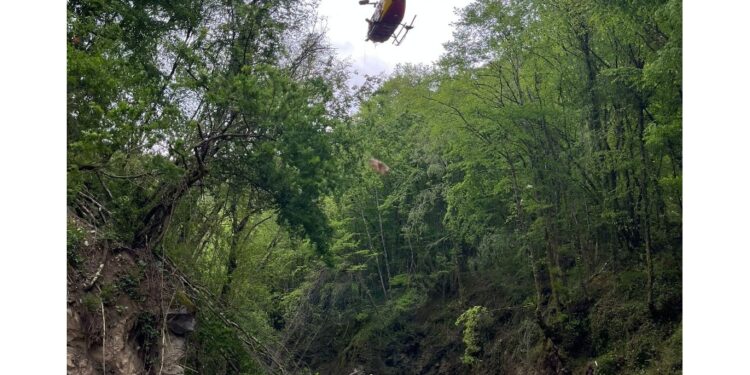 Turista era con amici ed è rotolato in un dirupo