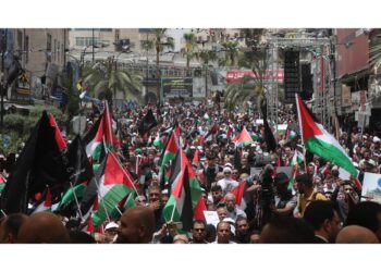 Cerimonia su tomba Arafat e manifestazione di massa a Ramallah
