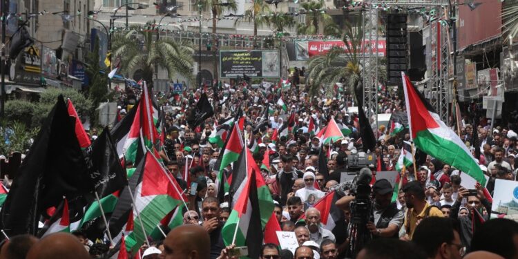 Cerimonia su tomba Arafat e manifestazione di massa a Ramallah