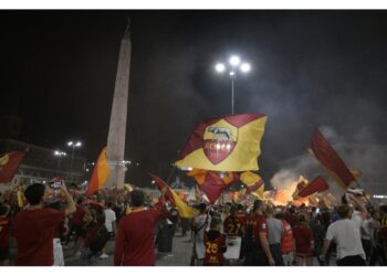 Squadra su due bus scoperti